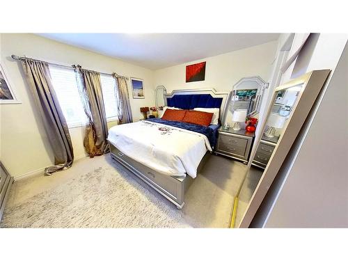 7818 Sweet Birch Road, Niagara Falls, ON - Indoor Photo Showing Bedroom