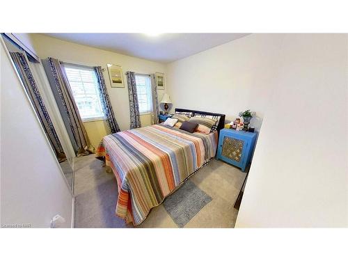 7818 Sweet Birch Road, Niagara Falls, ON - Indoor Photo Showing Bedroom