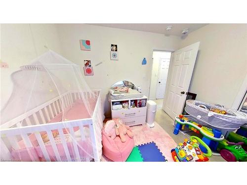 7818 Sweet Birch Road, Niagara Falls, ON - Indoor Photo Showing Bedroom