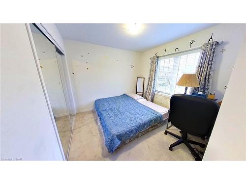 7818 Sweet Birch Road, Niagara Falls, ON - Indoor Photo Showing Bedroom