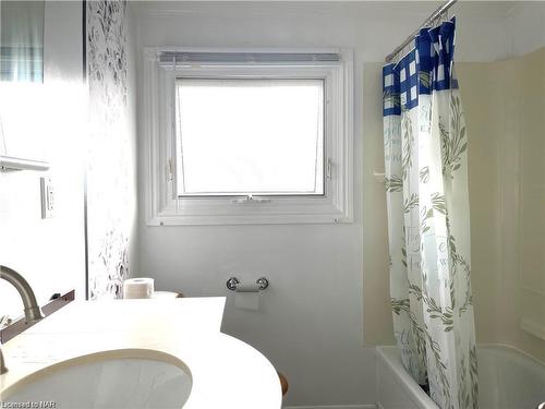 7412 Jordan Avenue, Niagara Falls, ON - Indoor Photo Showing Bathroom