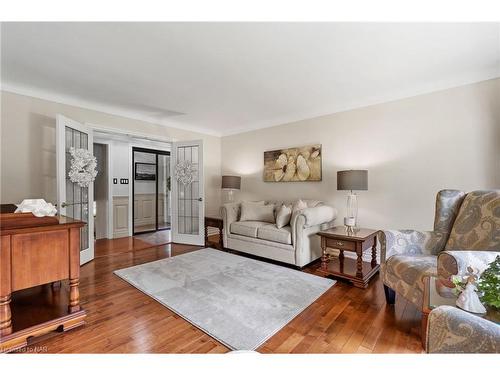 55 Sherwood Forest Trail, Welland, ON - Indoor Photo Showing Living Room