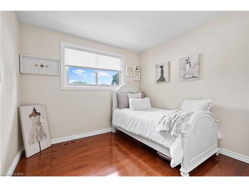 55 Sherwood Forest Trail, Welland, ON - Indoor Photo Showing Bedroom