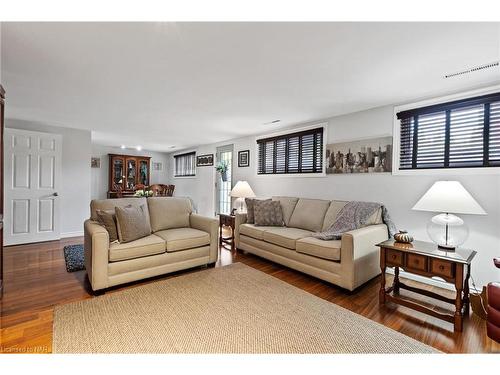 55 Sherwood Forest Trail, Welland, ON - Indoor Photo Showing Living Room