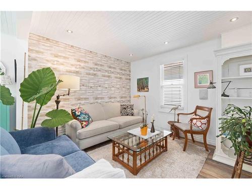 21 Johnston Street, St. Catharines, ON - Indoor Photo Showing Living Room