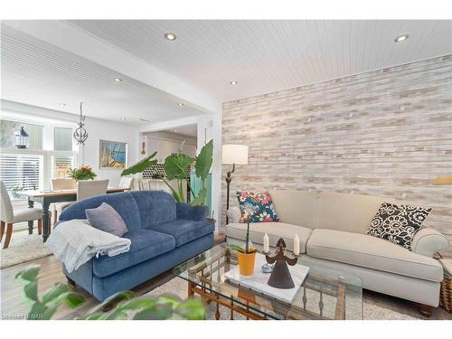 21 Johnston Street, St. Catharines, ON - Indoor Photo Showing Living Room