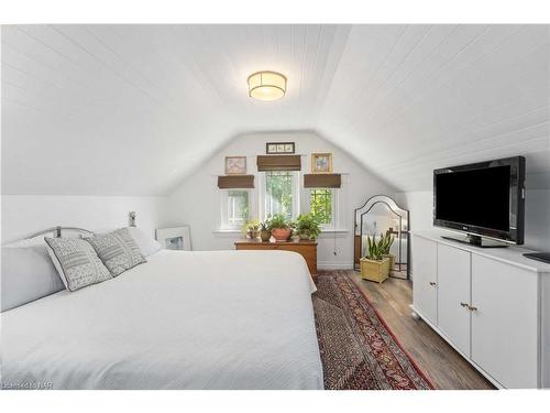 21 Johnston Street, St. Catharines, ON - Indoor Photo Showing Bedroom