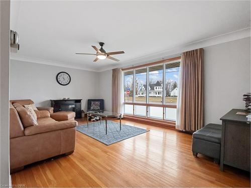 100 Bertie Street, Fort Erie, ON - Indoor Photo Showing Living Room