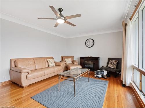 100 Bertie Street, Fort Erie, ON - Indoor Photo Showing Living Room