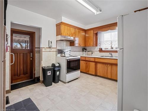 100 Bertie Street, Fort Erie, ON - Indoor Photo Showing Kitchen