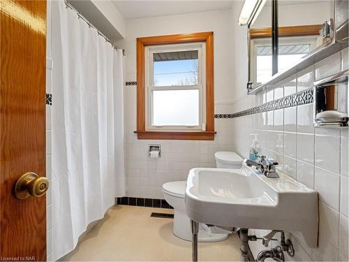 100 Bertie Street, Fort Erie, ON - Indoor Photo Showing Bathroom