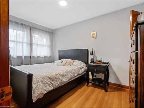 100 Bertie Street, Fort Erie, ON - Indoor Photo Showing Bedroom