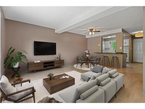 8-102 Silvan Drive, Welland, ON - Indoor Photo Showing Living Room