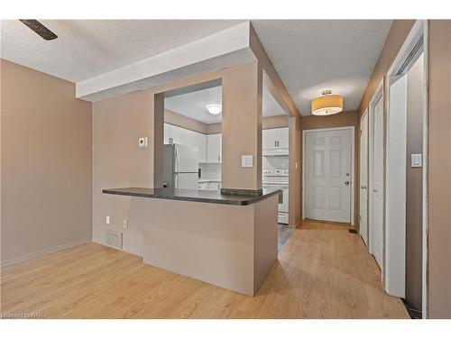 8-102 Silvan Drive, Welland, ON - Indoor Photo Showing Other Room