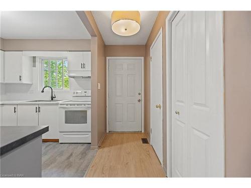 8-102 Silvan Drive, Welland, ON - Indoor Photo Showing Kitchen