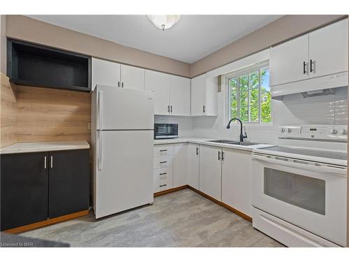 8-102 Silvan Drive, Welland, ON - Indoor Photo Showing Kitchen