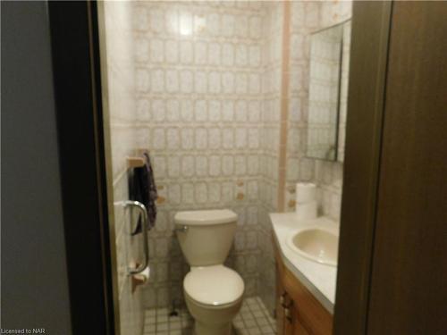 3004 Cullimore Avenue, Niagara Falls, ON - Indoor Photo Showing Bathroom