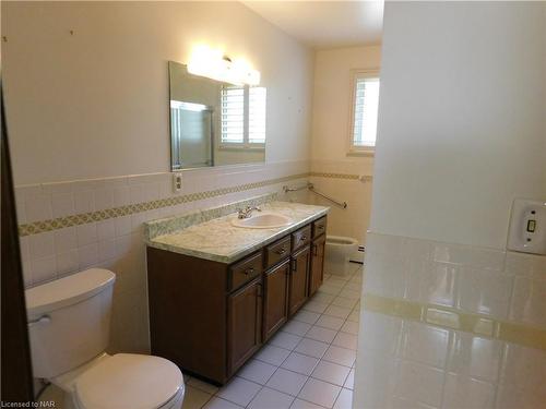 3004 Cullimore Avenue, Niagara Falls, ON - Indoor Photo Showing Bathroom