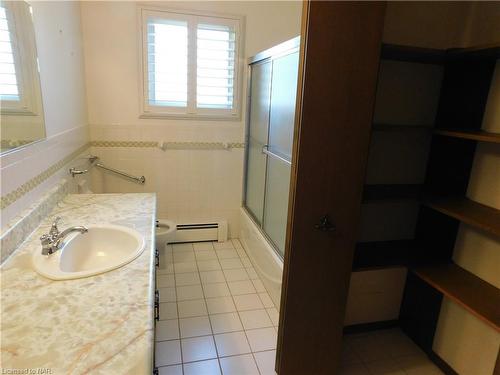 3004 Cullimore Avenue, Niagara Falls, ON - Indoor Photo Showing Bathroom