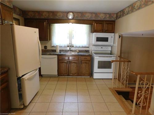 3004 Cullimore Avenue, Niagara Falls, ON - Indoor Photo Showing Kitchen