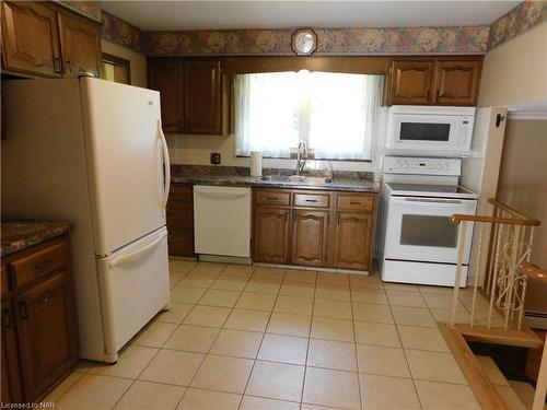 3004 Cullimore Avenue, Niagara Falls, ON - Indoor Photo Showing Kitchen