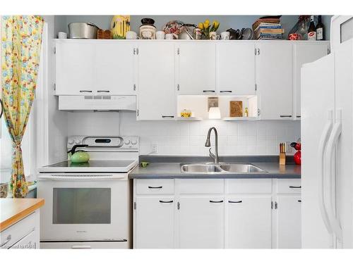 59 Woodland Avenue, St. Catharines, ON - Indoor Photo Showing Kitchen With Double Sink