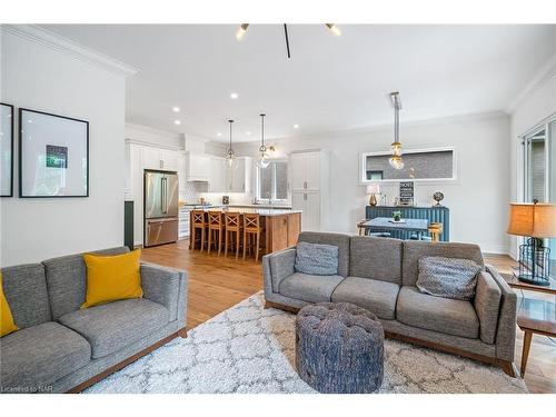 7 Fedorkow Lane, Niagara-On-The-Lake, ON - Indoor Photo Showing Living Room