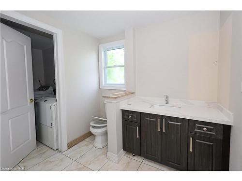 2204 Portage Road, Niagara Falls, ON - Indoor Photo Showing Bathroom