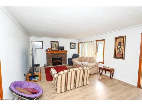 2204 Portage Road, Niagara Falls, ON - Indoor Photo Showing Living Room With Fireplace