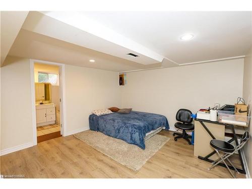 2204 Portage Road, Niagara Falls, ON - Indoor Photo Showing Bedroom