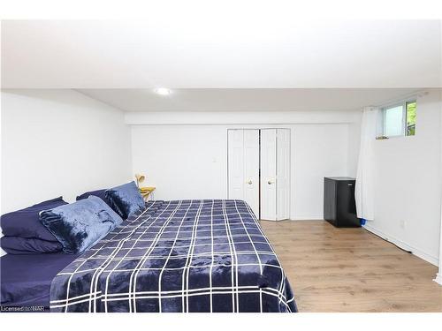 2204 Portage Road, Niagara Falls, ON - Indoor Photo Showing Bedroom