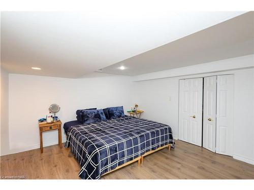 2204 Portage Road, Niagara Falls, ON - Indoor Photo Showing Bedroom