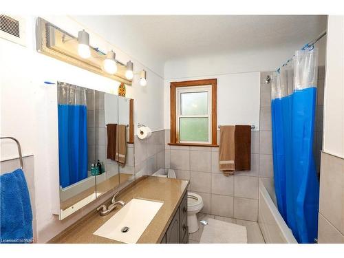 2204 Portage Road, Niagara Falls, ON - Indoor Photo Showing Bathroom