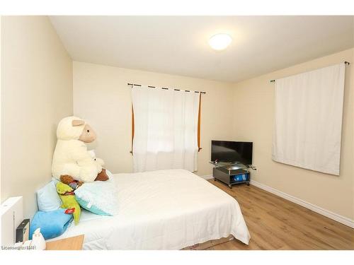 2204 Portage Road, Niagara Falls, ON - Indoor Photo Showing Bedroom