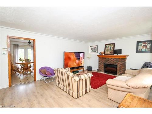 2204 Portage Road, Niagara Falls, ON - Indoor Photo Showing Living Room With Fireplace