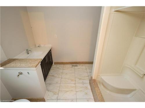 2204 Portage Road, Niagara Falls, ON - Indoor Photo Showing Bathroom