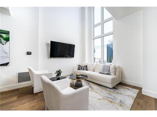 6-1397 York Road, Niagara-On-The-Lake, ON - Indoor Photo Showing Living Room