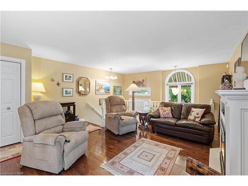 27 Cozocar Crescent, St. Catharines, ON - Indoor Photo Showing Living Room