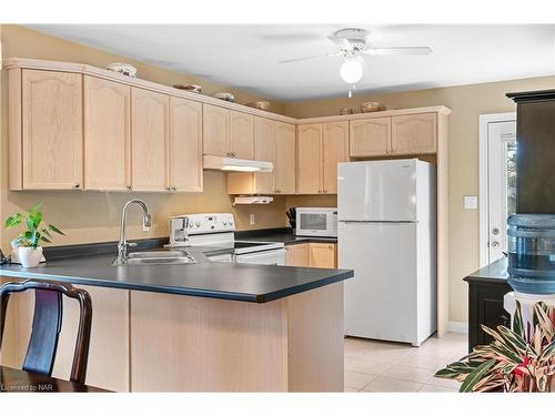 27 Cozocar Crescent, St. Catharines, ON - Indoor Photo Showing Kitchen