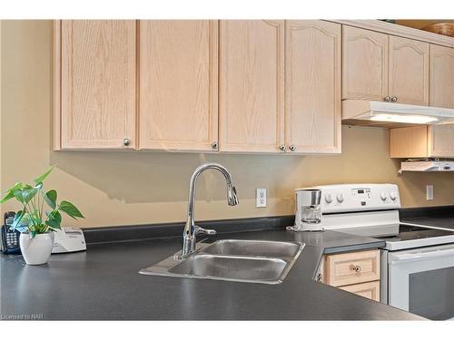 27 Cozocar Crescent, St. Catharines, ON - Indoor Photo Showing Kitchen With Double Sink