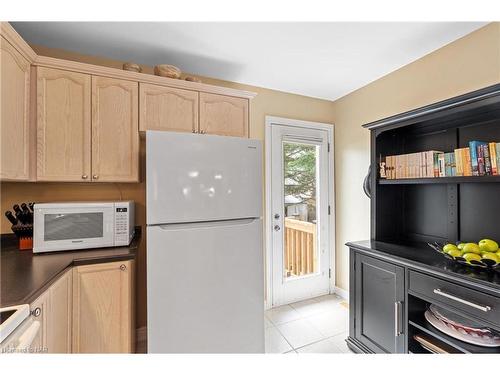 27 Cozocar Crescent, St. Catharines, ON - Indoor Photo Showing Kitchen