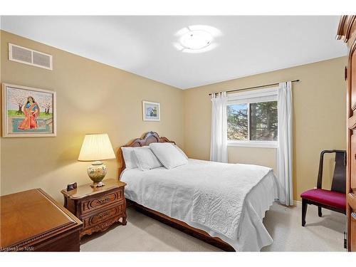 27 Cozocar Crescent, St. Catharines, ON - Indoor Photo Showing Bedroom