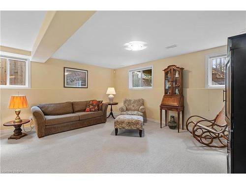 27 Cozocar Crescent, St. Catharines, ON - Indoor Photo Showing Living Room