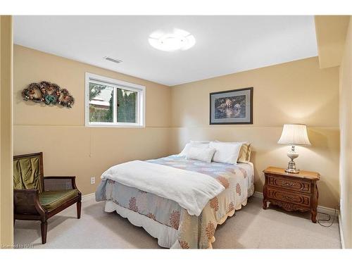 27 Cozocar Crescent, St. Catharines, ON - Indoor Photo Showing Bedroom