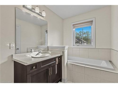 6165 Eaglewood Drive, Niagara Falls, ON - Indoor Photo Showing Bathroom