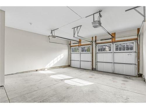 6165 Eaglewood Drive, Niagara Falls, ON - Indoor Photo Showing Garage