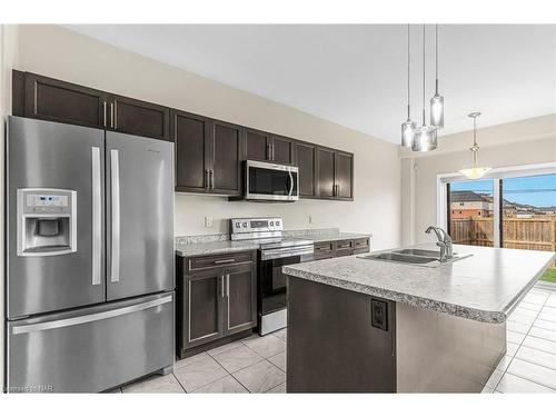 6165 Eaglewood Drive, Niagara Falls, ON - Indoor Photo Showing Kitchen With Double Sink