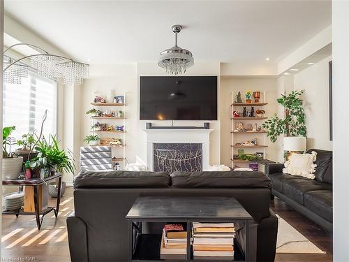 7892 Odell Crescent, Niagara Falls, ON - Indoor Photo Showing Living Room With Fireplace