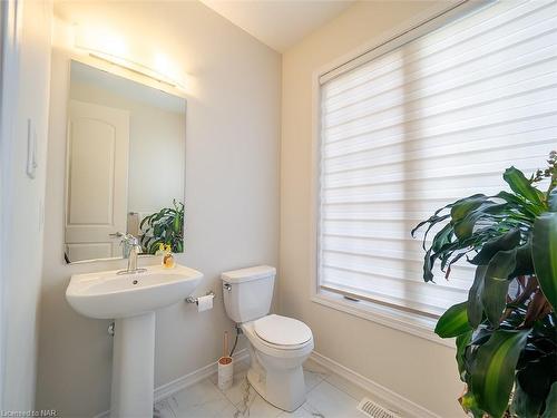 7892 Odell Crescent, Niagara Falls, ON - Indoor Photo Showing Bathroom