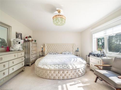 7892 Odell Crescent, Niagara Falls, ON - Indoor Photo Showing Bedroom